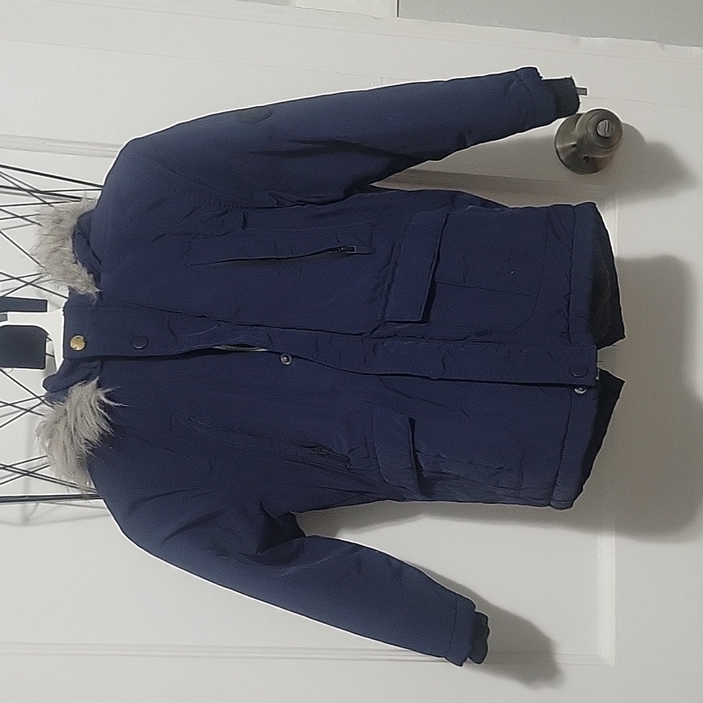 Primark boys navy blue winter jacket. Size 5/6. Gently worn. Faux fur hood.